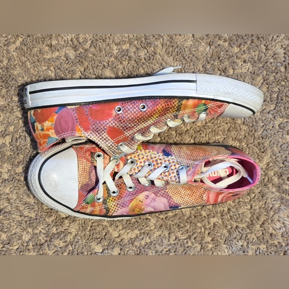 Floral Print Converse Lowtop Women's 9 - Picture 2 of 4